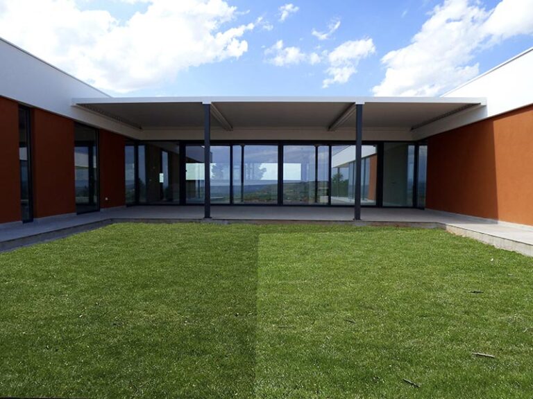 Cerramientos de Terraza Abatibles: La Solución Flexible para Disfrutar del Exterior en Cualquier Momento